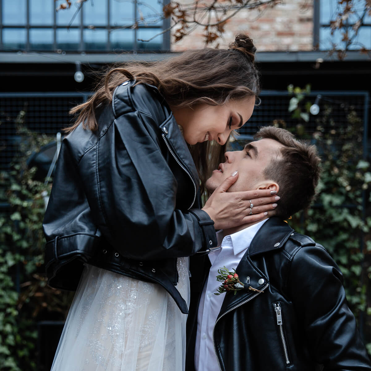 zdjecia-narzyczenske-bez-pozowania-w-plenerze