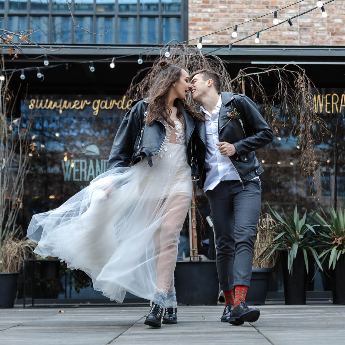 zdjecia-narzyczenske-pelne-emoci-bez-pozowania-w-plenerze