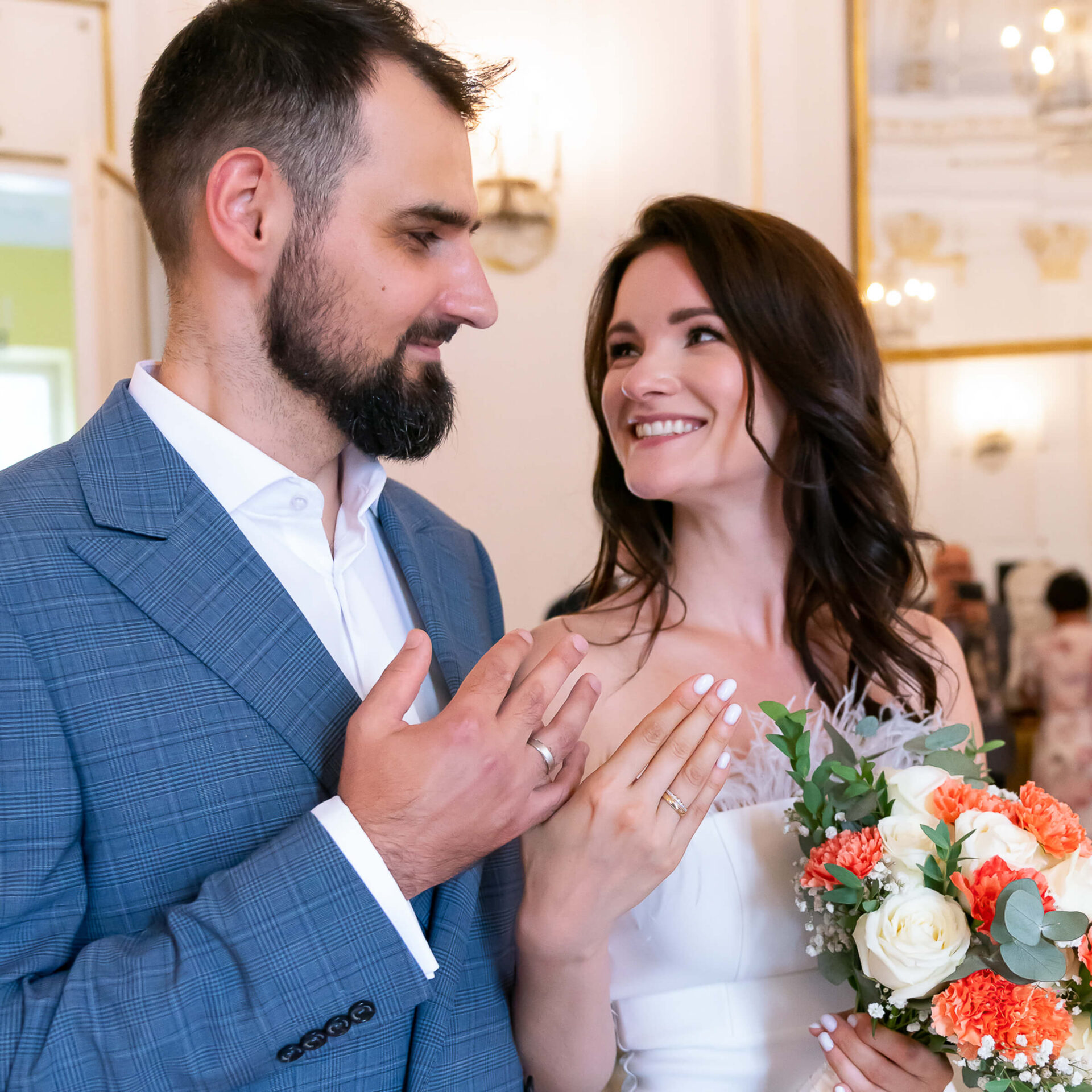 naturalne zdjęcia pary mały ślub cywilny bez pozowania nałożenie obrączki