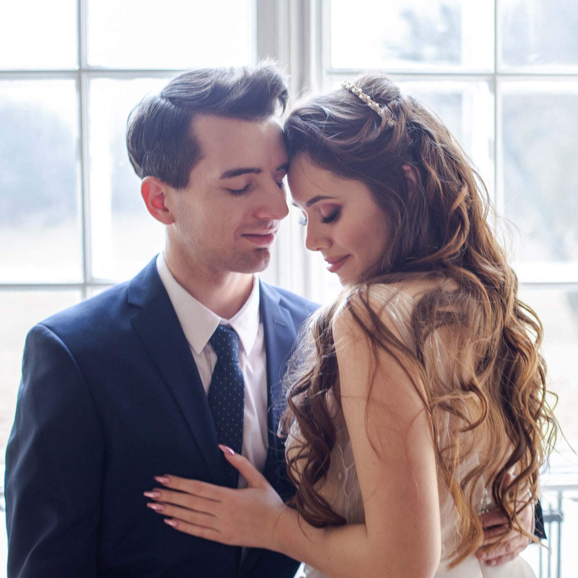 ślub cywilny kameralny Warszawa para przytulanie w plenerze