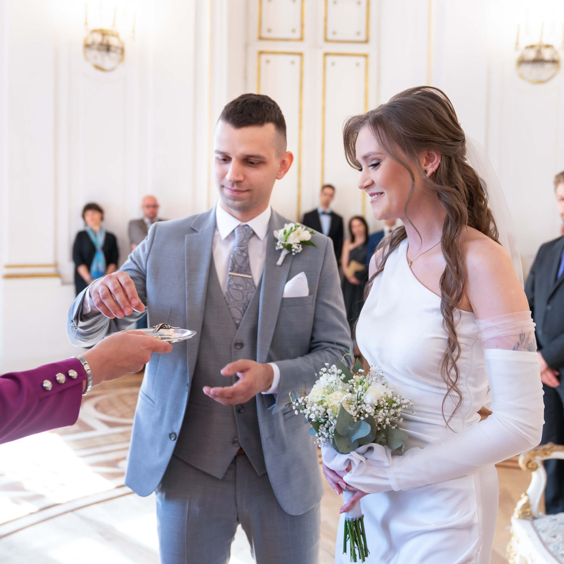 ceremonia ślubu cywilnego nałożenie obrączek Warszawa para młoda