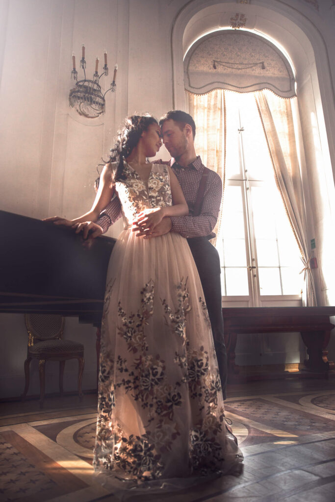 para młoda spokojne zdjęcia przytulenie naturalne emocje na ślub cywilny