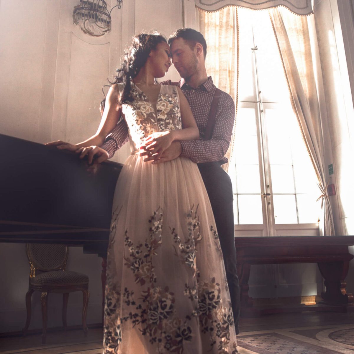 para młoda spokojne zdjęcia przytulenie naturalne emocje na ślub cywilny